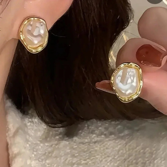 Gold tone and faux Pearl stud earrings NWTs - Picture 3 of 4